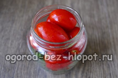 mettere i pomodori in un barattolo