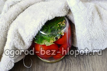 arrotolare i pomodori con i coperchi