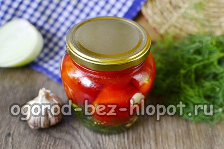 Pomodori semplicemente salati per l'inverno in barattolo
