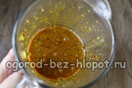 Pica las ciruelas con una batidora.
