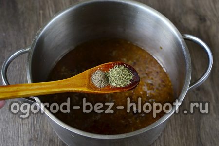 Añadir especias al puré de ciruelas