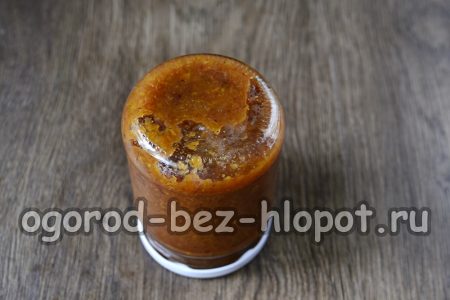 Pon la salsa en tarros y enróllalos.