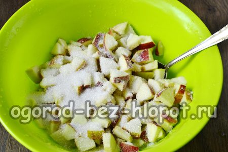 πασπαλίζουμε τα φρούτα με ζάχαρη