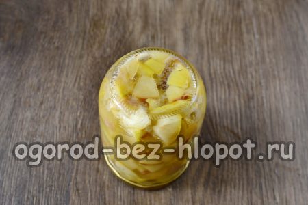 βάζουμε τη μαρμελάδα σε βάζα και τα τυλίγουμε