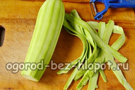 Die Zucchini schälen