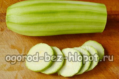 Zucchini in Scheiben geschnitten