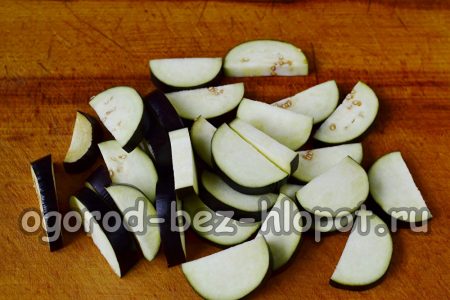 Coupez les aubergines en demi-cercles.