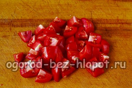 couper les tomates en plusieurs morceaux