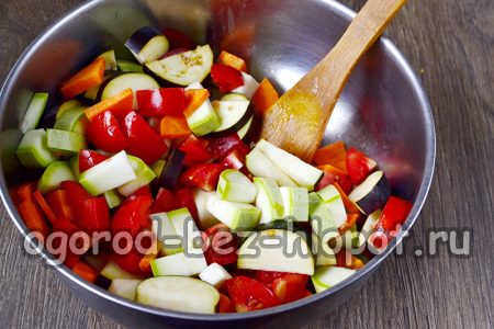 Mélangez tous les légumes hachés dans un seul bol.