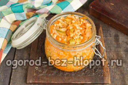 Die Gurkensuppe in Gläser füllen.