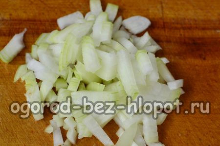 sbucciare e tritare finemente la cipolla