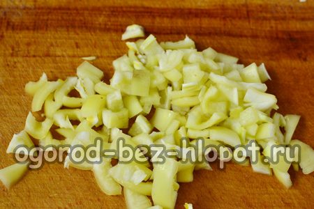 Togliamo il torsolo ai peperoni dolci e li tritiamo