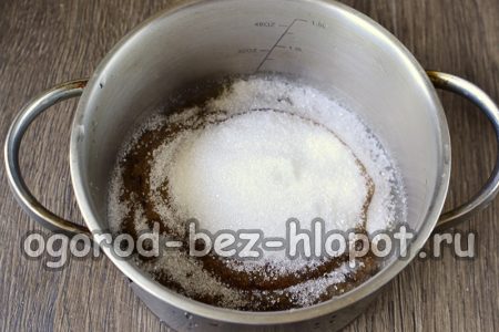 cospargere le prugne con lo zucchero