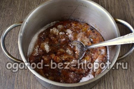 mescolare le prugne con lo zucchero