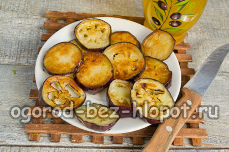 Die Auberginen braten