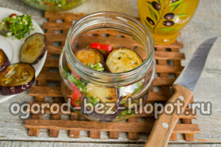 Die Auberginen in ein Glas geben.