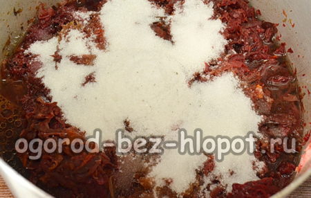 Tomaten, Salz, Zucker und Öl hinzufügen