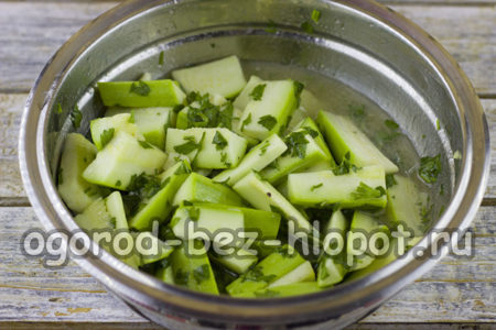 mélanger les légumes avec la marinade
