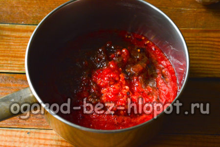 tritare le prugne e i pomodori