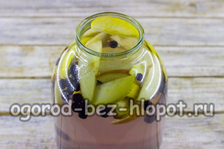 verser le sirop sur les fruits