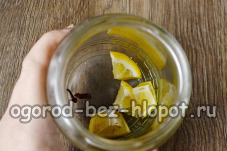 mettre le citron et les clous de girofle dans un bocal