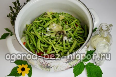 Öl und Wasser hineingießen