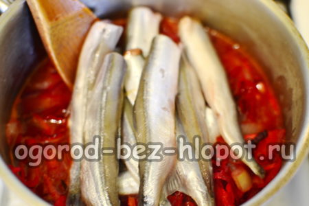 Den Fisch in das Gemüse geben.