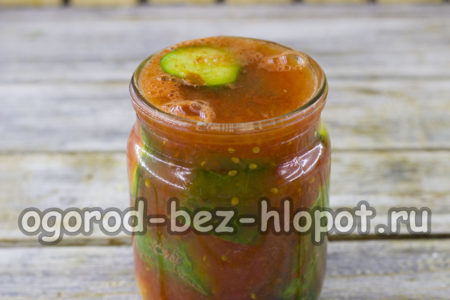 Tomatensoße über Gurken gießen