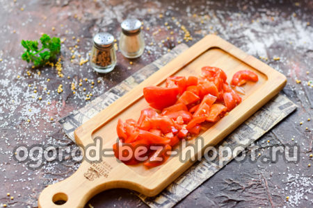 Coupez les tomates pour le ragoût