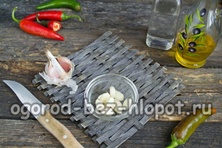 Knoblauch schälen und hacken