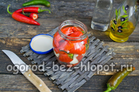 Füllen Sie das Glas mit Chili und Knoblauch.