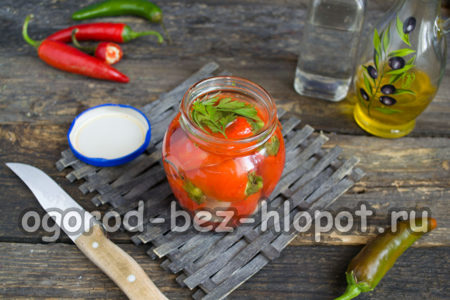 Gieße die Marinade über die Paprika.