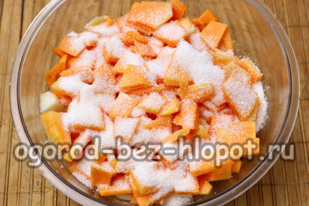 tagliare la zucca e cospargerla di zucchero