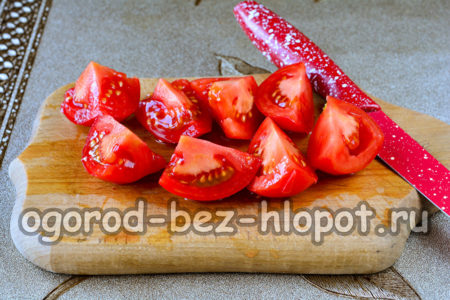 ψιλοκόψτε τις ντομάτες