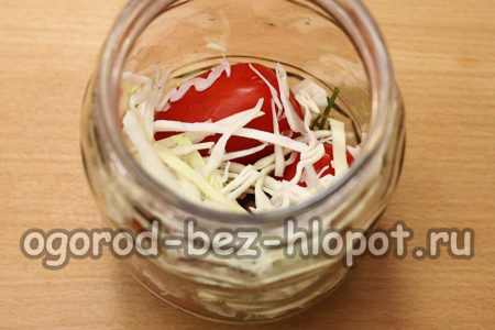 Füllen Sie ein Glas mit Gemüse
