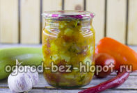 Insalata di zucchine, pomodori, peperoni, carote e cipolle