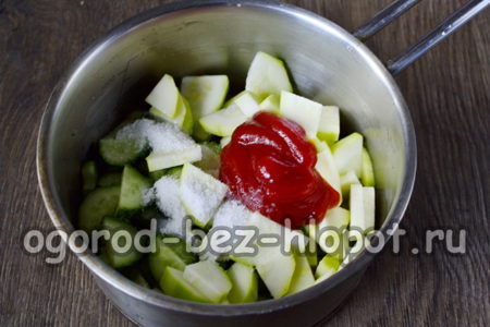 ajouter du sel, du sucre et du ketchup aux légumes