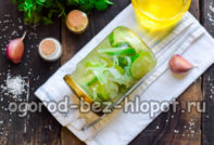 Gurken-Zwiebel-Salat für den Winter