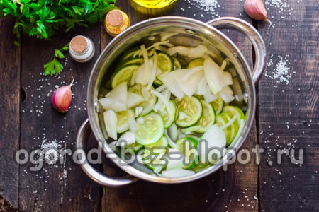 Das Gemüse in einen Topf geben