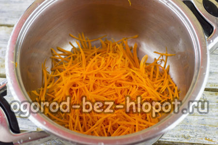 настъргани моркови в купа
