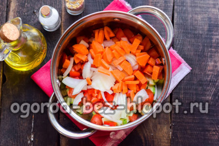 добавете лук и моркови