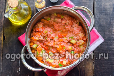 добавете оцет и чесън