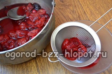 βράστε τα δαμάσκηνα και λιώστε τα