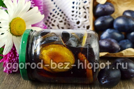 Pflaumen in Sirup für den Winter