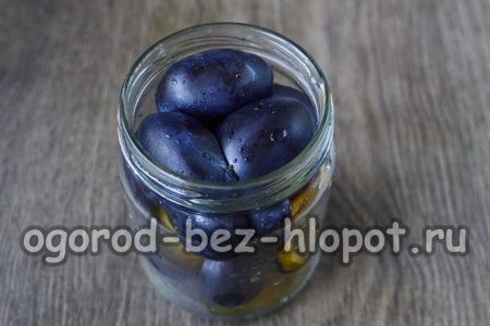 Fülle das Glas mit Pflaumen.