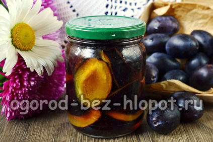 Süße Pflaumen in Sirup