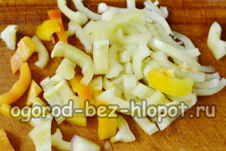 Limpiamos y cortamos los pimientos en tiras.