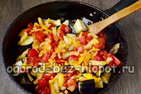 Añade verduras a las berenjenas.