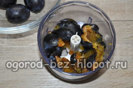 hachez les prunes au mixeur.