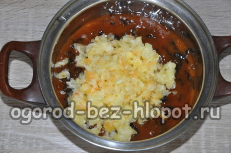 ajouter du poivre à la purée de prunes